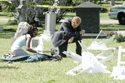 Bei einer Beerdigung wurden der H&auml;ftling Aberto Fuentes und einige Trauerg&auml;ste ermordet. Alexx Woods (Khandi Alexander) und Horatio Caine (David Caruso) k&ouml;nnen nur noch nach Spuren suchen, die sie zu den T&auml;tern f&uuml;hrt.