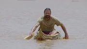 Hazen in seinem Boot beim Paddeln im Rahmen des Bootsrennens.