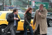Al Burns (Dylan Walsh, l.), Carrie Wells (Poppy Montgomery, M.) und Mike Costello (Michael Gaston, r.)