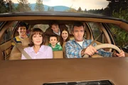 (2. Staffel) - Der allt&auml;gliche Wahnsinn ist bei ihnen Dauergast: Frankie (Patricia Heaton, vorne l.) und Mike (Neil Flynn, vorne r.) und ihre drei Kinder Axl (Charlie McDermott, M. l.), Brick (Atticus Shaffer, M.) und Sue (Eden Sher, M. r.) mit Frankies Kollegen und besten Freund Bob (Chris Kattan, hinten) ...