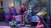 Das Leben der menschlichen Clawdeen (li.) wird v&ouml;llig auf den Kopf gestellt, als sie die Monster High entdeckt. Eine Schule, auf der alles m&ouml;glich ist.