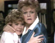 Jessica Fletcher (Angela Lansbury, re.) tr&ouml;stet ihre Freundin Olivia Waverly (Shani Wallis), die den Tod ihres Schwagers Harry nicht wahrhaben will.