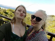 Gaia Pope-Sutherland (l.) und Maya Pope Sutherland (r.)