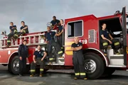 (1. Staffel) - K&auml;mpfen tagt&auml;glich um das Leben anderer und riskieren dabei auch ihr eigenes: (v.l.n.r.) Victoria Hughes (Barrett Doss), Travis Montgomery (Jay Hayden), Ryan Tanner (Alberto Frezza), Jack Gibson (Grey Damon), Ben Warren (Jason George), Dean Miller (Okieriete Onaodowan), Maya Bishop (Danielle Savre), Captain Pruitt Herrera (Miguel Sandoval) und Andy Herrera (Jaina Lee Ortiz) ...