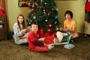 Weihnachten steht vor der Tür und Sue (Eden Sher) darf im Auftrag von Reverend TimTom Kekse backen. Brick soll für den Reverend eine Rolle im Krippenspiel übernehmen und Axl kommt mal wieder auf dumme Gedanken ... Weihnachten steht vor der Tür und Sue (Eden Sher) darf im Auftrag von Reverend TimTom Kekse backen. Brick soll für den Reverend eine Rolle im Krippenspiel übernehmen und Axl kommt mal wieder auf dumme Gedanken ...