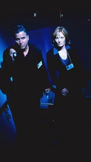 In den dunkelsten Ecken der Glitzerstadt Las Vegas sind die Spurenermittler Gil (William Petersen) und Catherine (Marg Helgenberger) unermüdlich im Einsatz. In den dunkelsten Ecken der Glitzerstadt Las Vegas sind die Spurenermittler Gil (William Petersen) und Catherine (Marg Helgenberger) unermüdlich im Einsatz.