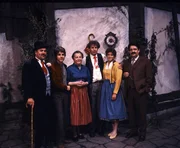 Die Schauspieler, von links: Gundas Vater, der Schirmflicker Hans Rupp (Georg Einerdinger), Michael Hopfenberger (Claus Obalski), Katrin, die Schwester des Uhrmachers (Maria Singer), Uhrmachermeister Niklas Ungemach (Gerhart Lippert), Gunda Rupp (Manuela Denz) und der Gehilfe Kasian (Max Grie&szlig;er).