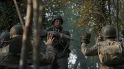 REENACTMENT - Ein deutscher Soldat &uuml;berrennt eine amerikanische Stellung und nimmt den Platoon Sergeant und einige G.I.s gefangen (Holdout II Productions Inc.).