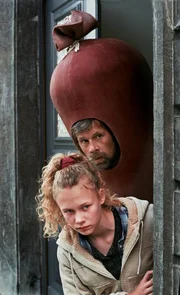 Zo&euml; (Savannah Vandendriessche) unterst&uuml;tzt als Einzige in ihrer Familie das Vorhabens ihres Vaters (Johan Heldenbergh) Schauspieler zu werden - auch wenn seine erste Rolle die eines W&uuml;rstchens in einem Werbespot ist.