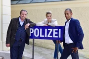 ARD, WATZMANN ERMITTELT, Drehstart für neue Krimiserie im Ersten. Seit Dienstag, 17.Juli laufen die Dreharbeiten für acht Folgen der neuen Vorabendserie "Watzmann ermittelt" mit Andreas Giebel (l.), Ines Lutz (M.) und Peter Marton (r.). Die Dreharbeiten in Berchtesgaden und Umgebung sowie im Münchner Umland laufen voraussichtlich bis Mitte Oktober, die Ausstrahlung ist für geplant. Hauptkommissar Benedikt Beissl (Andreas Giebel, l.) führte sein Revier in Berchtesgaden bisher quasi im Alleingang. Doch dann kommt ein neuer Kollege: Jerry Paulsen (Peter Marton, r.). Der ist all das, was Beissl nicht ist: nämlich charmant, redselig und offenherzig. Mit seiner gewinnenden Art geht er dem Beissl gehörig auf den Zwirn und obendrein ist er noch der Freund seiner geliebten Tochter Johanna (Ines Lutz, M.), also quasi sein Schwiegersohn in spe. ARD, WATZMANN ERMITTELT, Drehstart für neue Krimiserie im Ersten. Seit Dienstag, 17.Juli laufen die Dreharbeiten für acht Folgen der neuen Vorabendserie "Watzmann ermittelt" mit Andreas Giebel (l.), Ines Lutz (M.) und Peter Marton (r.). Die Dreharbeiten in Berchtesgaden und Umgebung sowie im Münchner Umland laufen voraussichtlich bis Mitte Oktober, die Ausstrahlung ist für geplant. Hauptkommissar Benedikt Beissl (Andreas Giebel, l.) führte sein Revier in Berchtesgaden bisher quasi im Alleingang. Doch dann kommt ein neuer Kollege: Jerry Paulsen (Peter Marton, r.). Der ist all das, was Beissl nicht ist: nämlich charmant, redselig und offenherzig. Mit seiner gewinnenden Art geht er dem Beissl gehörig auf den Zwirn und obendrein ist er noch der Freund seiner geliebten Tochter Johanna (Ines Lutz, M.), also quasi sein Schwiegersohn in spe.