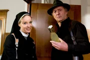L-R: Schwester Camilla (Ann-Kathrin Kramer) ist &uuml;berzeugt davon, dass jemand die Winzerfamilie sabotiert. Jetzt muss nur Kommissar Baumert (G&uuml;nter Maria Halmer) auch noch auf sie h&ouml;ren!
