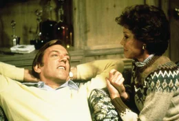 Calvin (Donald Sutherland, l.); Beth (Mary Tyler Moore, r.)