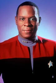 Die Bok&lsquo;Nor, ein cardassisches Transportschiff, explodiert ganz in der N&auml;he der Raumstation. Spuren weisen darauf hin, dass das nicht die Tat bajoranischer Terroristen, sondern der F&ouml;deration ist! Das best&auml;tigt auch Gul Dukat, der unerkannt auf die DS9 gekommen ist. Er will Sisko (Avery Brooks)