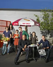(3. Staffel) - Ermitteln im sonnigen Los Angeles, um die nationale Sicherheit zu wahren: Callen (Chris O'Donnell, r.), Sam (LL Cool J, 3.v.r.), Kensi (Daniela Ruah, 2.v.l.), Deeks (Eric Christian Olsen, l.), Hetty (Linda Hunt, 2.v.r.), Nell Jones (Ren&eacute;e Felice Smith, 3.v.l.) und Eric (Barrett Foa, M.) ...