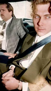 Karla Homolka und Paul Bernardo (Foto) waren das perfekte Paar - beide waren gutaussehende, nach au&szlig;en freundliche Menschen, die nach ihrem romantisch-perfekten Ehegel&ouml;bnis in der N&auml;he der Niagaraf&auml;lle eine harmonische Ehe f&uuml;hrten. Doch beide ver&uuml;bten unaussprechliche Verbrechen, folterten, vergewaltigten und mordeten gemeinsam. Ihre Taten sorgten bei dem Mordprozess weltweit f&uuml;r Best&uuml;rzung.