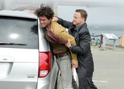 "CSI NY", "Ausgerissen." Auf der Brooklyn Bridge wird die Leiche von Ethan Grohl entdeckt. Der junge Mann wurde offenbar Opfer eines Raub&uuml;berfalls. In seinem Rucksack entdecken die Ermittler Fotos, auf denen die Leiche einer jungen Frau zu sehen ist. Wie sich herausstellt, handelt es sich dabei um Mary Portico, ein 15-j&auml;hriges M&auml;dchen, das ein paar Wochen zuvor von zuhause weggelaufen ist. Das CSI Team findet eine Spur, die nach San Francisco f&uuml;hrt.Im Bild (v.li.): Trent Garrett (Oliver Epps), Gary Sinise (Det. Mac Taylor).