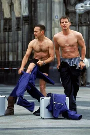 Semir (Erdogan Atalay, li.) und Tom (Rene Steinke) m&uuml;ssen sich auf Anweisung des Gangsters Beyer entkleiden und angebrachte Peilsender entfernen...