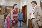 Henrik Heinichen (Michael Brandner, r.) h&auml;tte nicht gedacht, Eva (Anja Kling, 2.v.l.) und ihre Kinder Ben (Joel Eisenbl&auml;tter, l.) und Anna (Leonie Kahl, 2.v.r.) so schnell wiederzusehen. Und ihre cleveren Marketingideen f&uuml;r die Strickmoden betrachtet er auch eher zur&uuml;ckhaltend ...