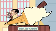 Mr. Bean muss sich einen guten Fluchtplan &uuml;berlegen, da der Eisverk&auml;ufer ihn erwischt hat. Prompt nutzt er die riesige Eist&uuml;te als Rutsche.