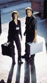 In den dunkelsten Ecken der Glitzerstadt Las Vegas sind die Spurenermittler Gil Grissom (William Petersen) und Catherine Willows (Marg Helgenberger) unermüdlich im Einsatz. In den dunkelsten Ecken der Glitzerstadt Las Vegas sind die Spurenermittler Gil Grissom (William Petersen) und Catherine Willows (Marg Helgenberger) unermüdlich im Einsatz.