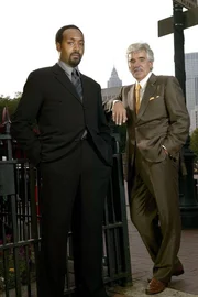 Die Ermittler der Polizei: Det. Ed Green (Jesse L. Martin, li.) und Det. Joe Fontana (Dennis Farina).