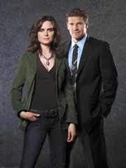 L-R: Dr. Temperence Brennan (Emily Deschanel) and FBI Special Agent Seeley Booth (David Boreanaz).