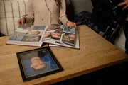 Frau sieht sich das Fotoalbum an Frau sieht sich das Fotoalbum an