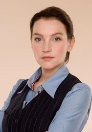 Jana Klinge als Elena von Rheinberg La Rocca.