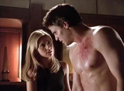 l-R: Buffy (Sarah Michelle Gellar) und Angel (David Boreanaz)