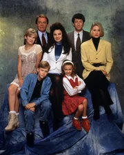 Die Nanny (Fran Drescher, M.) bringt das Leben von C.C. Babcock (Lauren Lane, r.), Maggie (Nicholle Tom, l.), Brighton (Benjamin Salisbury, vorne l.), Maxwell (Charles Shaughnessy, 2.v.r.), Niles (Daniel Davis, 2.v.l.) und Grace (Madeline Zima, vorne r.) gewaltig durcheinander. Die Nanny (Fran Drescher, M.) bringt das Leben von C.C. Babcock (Lauren Lane, r.), Maggie (Nicholle Tom, l.), Brighton (Benjamin Salisbury, vorne l.), Maxwell (Charles Shaughnessy, 2.v.r.), Niles (Daniel Davis, 2.v.l.) und Grace (Madeline Zima, vorne r.) gewaltig durcheinander.