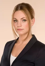 . Anna Bertheau in der Rolle der Ariane Sailer.