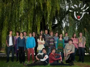 Gruppenbild 14. Staffel. Hi.R.v.l.: Tamas, Coco, Annika "Nika", S&aacute;ndor, Tobias, Magda, Liz, Bertram "Berti", Phillip, Justus, Marianne "Mary", Ronja, Elias, Felicitas ("Feli"), Nino. Vo.R.v.l.: Thomas "Tommy", Sophie, Bruno.