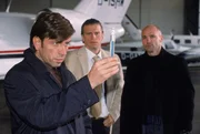 Am Flughafen ziehen (v.li.) Holl&auml;nder (Stephan Schleep), Hellmann (Dirk Heinrichs) und Struck (Thomas W&uuml;pper) ihren Deal durch...