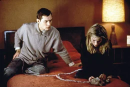 Ted (Jude Law) und Allegra (Jennifer Jason Leigh) versuchen verzweifelt, sich &uuml;ber das "Nabelschnur"-Kabel ins Computerspiel einzuloggen.