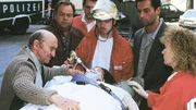 Horst Schneiders (Hannes Stelzer, li.) Tochter Sabine wird nach dem Sturz aus dem dritten Stock abtransportiert. Die Kommissare Kehler (Wolfgang Bathke, 2.v.li.) und Eschenbach (Matthias Bullach, 2.v.re.) hatten ihn benachrichtigt.