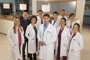 (hinten v.l.n.r.) Wolfgang Berger (Horst-Günther Marx); Elias Bähr (Stefan Ruppe); Ben Ahlbeck (Philipp Danne); Dr. Matteo Moreau (Mike Adler); Dr. Theresa Koshka (Katharina Nesytowa); (vorne v.l.n.r.) Julia Berger (Mirka Pigulla); Prof. Dr. Karin Patzelt (Marijam Agischewa); Dr. Niklas Ahrend (Roy Peter Link); Dr. Leila Sherbaz (Sanam Afrashteh); Annika Rösler (Paula Schramm) (hinten v.l.n.r.) Wolfgang Berger (Horst-Günther Marx); Elias Bähr (Stefan Ruppe); Ben Ahlbeck (Philipp Danne); Dr. Matteo Moreau (Mike Adler); Dr. Theresa Koshka (Katharina Nesytowa); (vorne v.l.n.r.) Julia Berger (Mirka Pigulla); Prof. Dr. Karin Patzelt (Marijam Agischewa); Dr. Niklas Ahrend (Roy Peter Link); Dr. Leila Sherbaz (Sanam Afrashteh); Annika Rösler (Paula Schramm)
