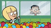Mr. Bean beobachtet, wie eines der Kinder seinen Autoschl&uuml;ssel im B&auml;llebad findet.