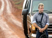 Ein ehemaliger Kollege von Danny (Scott Caan) wird auf grausame Weise ermordet. Steve und sein Team versuchen diesen Mord aufzukl&auml;ren, doch da die Dienstaufsicht den Verdacht hegt, Meka sei korrupt gewesen, behindert sie Five-O bei der Arbeit ...