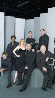 Das CSI-Team der Polizei von Las Vegas: (v.li.) Greg Sanders (Eric Szmanda), Warrick Brown (Gary Dourdan), Catherine Willows (Marg Helgenberger), Gil Grissom (William Petersen), Nick Stokes (George Eads), Capt. Jim Brass (Paul Guilfoyle), Dr. Al Robbins (Robert David Hall) und Sara Sidle (Jorja Fox).