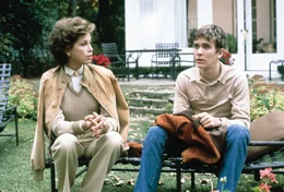 Beth (Mary Tyler Moore, l.); Conrad (Timothy Hutton, r.)