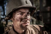 REENACTMENT: U.S. Lieutenant Robert Weiss benutzt ein BC-Zielfernrohr, um eine vorr&uuml;ckende deutsche Kolonne zu entdecken. Gespielt von: Nathan Plumite.