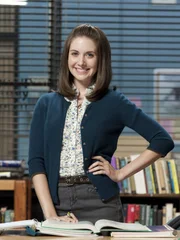 (1. Staffel) - Mitglied der schr&auml;gen Lerngruppe: Annie Edison (Alison Brie) eine junge Perfektionistin, die nach ihrer Pillensucht in der High School ihren Erfolgsweg fortsetzen will ...