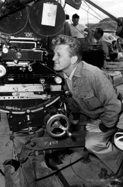 1939 zog Izzy Demsky nach New York, um sein Gl&uuml;ck zu versuchen. Er verdiente seinen Lebensunterhalt mit einer Reihe von Gelegenheitsjobs, am meisten zog ihn die Welt des Showbusiness an. Auf Anraten eines Freundes &auml;nderte er seinen Namen in Kirk Douglas.