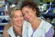 Rita (Gaby K&ouml;ster), Gisi (Franziska Traub, r.)