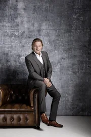 (7. Staffel) - Detektivischer Sp&uuml;rsinn und Recherche, Menschenkenntnis und Kombinationsgabe sind die herausragenden Eigenschaften von "Len&szlig;en & Partner". F&uuml;r die Ratsuchenden sind Ingo Len&szlig;en (Foto) und sein Ermittlerteam oft die letzte Hoffnung ...