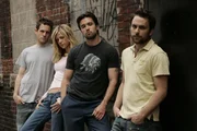 (2. Staffel) - Mac (Rob McElhenney, 2.v.r.), Charlie (Charlie Day, r.), Dennis (Glenn Howerton, l.) und seine Schwester Dee (Kaitlin Olson, 2.v.l.) f&uuml;hren das gem&uuml;tliche Irish Pub "Paddy's" in Philadelphia. Doch leider laufen die Gesch&auml;fte nicht so gut wie geplant, so dass die Existenz der Kneipe st&auml;ndig auf der Kippe steht ...