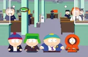 (v.li.) Stan, Kyle, Cartman und Kenny haben als Nachwuchs-Detectives die Aufmerksamkeit der echten Polizei auf sich gezogen. Die vier Jungs sollen jetzt in der Drogenszene arbeiten um einen Dealerring auszuheben. (v.li.) Stan, Kyle, Cartman und Kenny haben als Nachwuchs-Detectives die Aufmerksamkeit der echten Polizei auf sich gezogen. Die vier Jungs sollen jetzt in der Drogenszene arbeiten um einen Dealerring auszuheben.