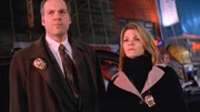 Detective Goren (Vincent D'Onofrio) und Detective Eames (Kathryn Erbe) haben ein Problem: Der Hauptverdächtige ist ein Undercover-Agent des FBI. Detective Goren (Vincent D'Onofrio) und Detective Eames (Kathryn Erbe) haben ein Problem: Der Hauptverdächtige ist ein Undercover-Agent des FBI.