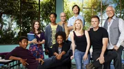 (4. Staffel) - Community - Eine ganz spezielle Lerngruppe: (v.l.n.r.) Troy Barnes (Donald Glover), Annie Edison (Alison Brie), Abed Nadir (Danny Pudi), Shirley Bennett (Yvette Nicole Brown), Dean Pelton (Jim Rash), Senor Chang (Ken Jeong), Britta Perry (Gillian Jacobs), Jeff Winger (Joel McHale) und Pierce Hawthorne (Chevy Chase) ...