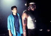 Tief im Inneren des Mount Avalon trifft Mulder (David Duchovny, l.) auf den Vulkanologen Trepkos (Bradley Whitford, r.), den seine Kollegen für einen Mörder halten. Tief im Inneren des Mount Avalon trifft Mulder (David Duchovny, l.) auf den Vulkanologen Trepkos (Bradley Whitford, r.), den seine Kollegen für einen Mörder halten.